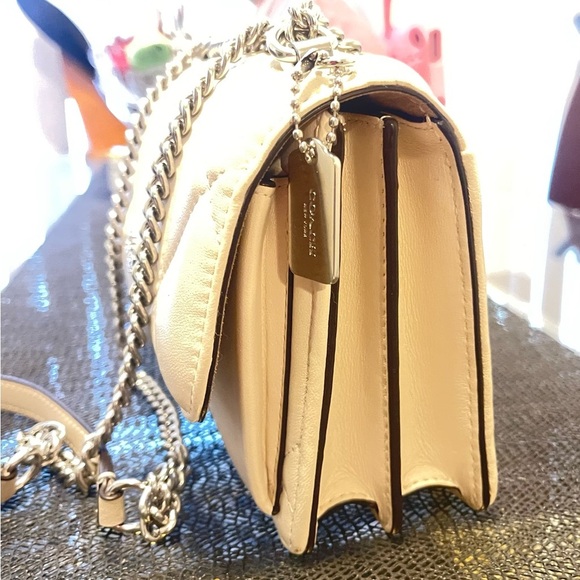 Coach Elegant White Quilted Shoulder Bag - Picture 5 of 8